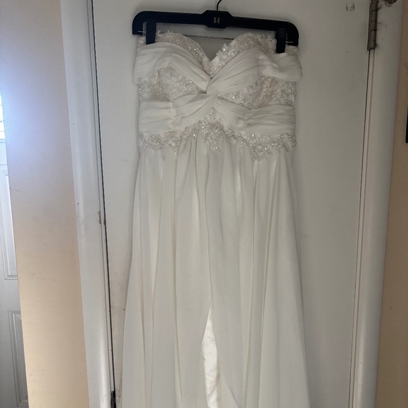 White gown with bead detail and small train - Picture 2 of 14
